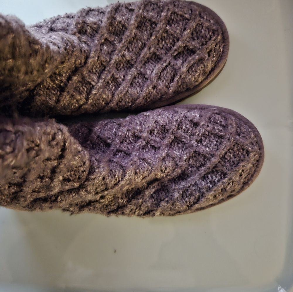 Size 9 USED GOOD. Sweater Ugg boots.